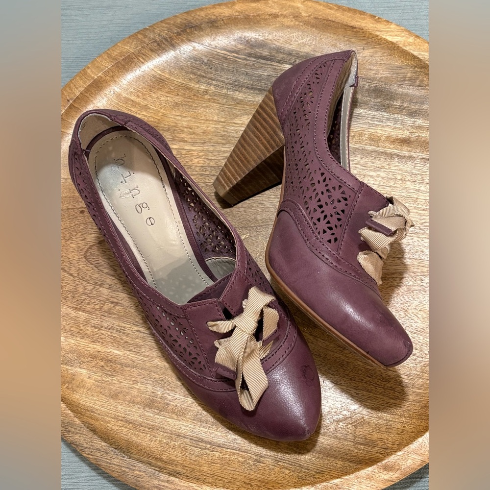 Hinge Women's 7.5 Purple Heeled Leather Vintage Style Shoes with Ribbon Detail